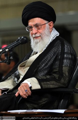 امام خامنه‌ای: اینکه می‌گویند ژن یا ژنِ [خوب]! اعتباری ندارد/ گاهی اوقات پدر یک صفت خوبی دارد، پسر ندارد/ و گاهی پسر یک صفت خوبی دارد که پدر ندارد
