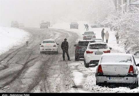 برف و کولاک شدید در محورهای مواصلاتی آذربایجان شرقی ادامه دارد
