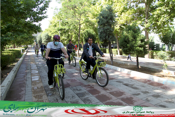 شهردار منطقه ۱۸ تهران با دوچرخه وضعیت نگهداشت بوستانها را بررسی کرد