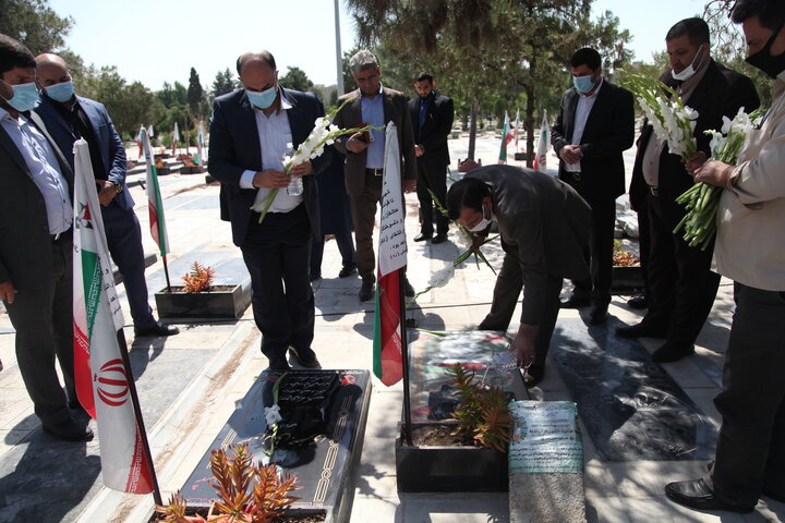 ادای احترام مسئولین قضائی و مدیران شهری منطقه ۱۸ تهران به ساحت گلزار شهدا 