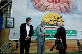 خانواده شهید مدافع سلامت (دکتر غلامرضا فخری) متخصص بیهوشی تجلیل شد