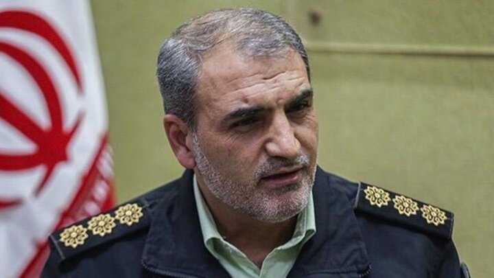 جلوگیری پلیس از ورود مسافران بدون ماسک به مترو