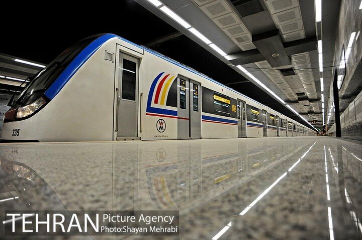 مترو با تمام ظرفیت و توان، مشغول خدمت رسانی به شهروندان است