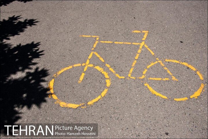اهدای بسته‌های ایمنی به دوچرخه‌سواران