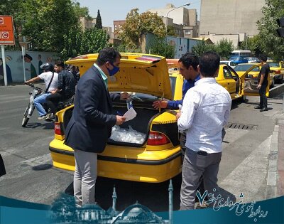توزیع پک های ضدعفونی کننده در بین تاکسیرانان منطقه ۷ 