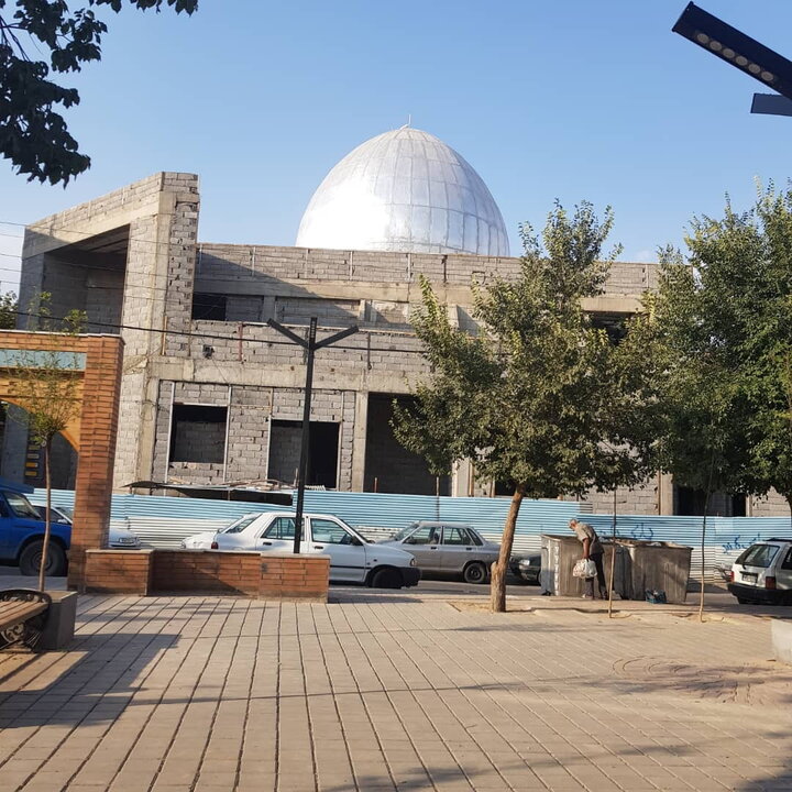 اتمام عملیات نصب گنبد مسجد حضرت ابوالفضل (ع) در منطقه ۱۹
