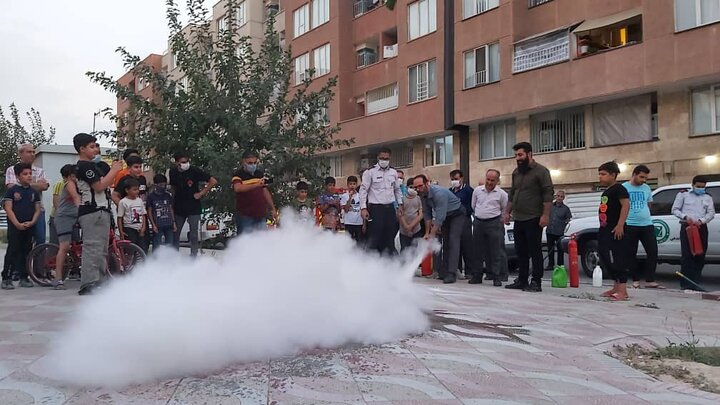 آموزش عملی نحوه اطفاء حریق به شهروندان منطقه١٩