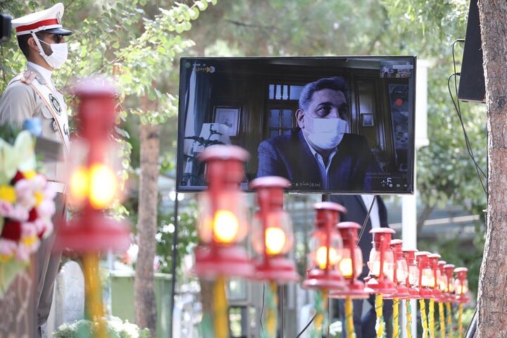 شهردار تهران زنگ دانش آموز شهید را نواخت