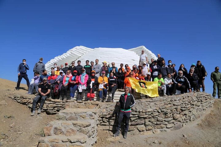 افتتاح یک جان پناه در قله لتمال 