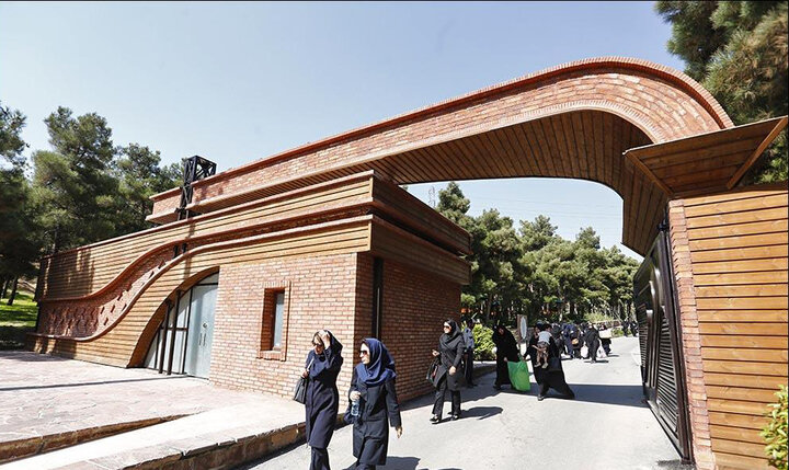 نصب سردیس بانو حدیدچی در بوستان بانوان منطقه ۴