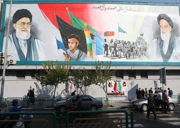 دیوارنگاره  یادمان امام و رهبری در میدان انقلاب رونمایی شد