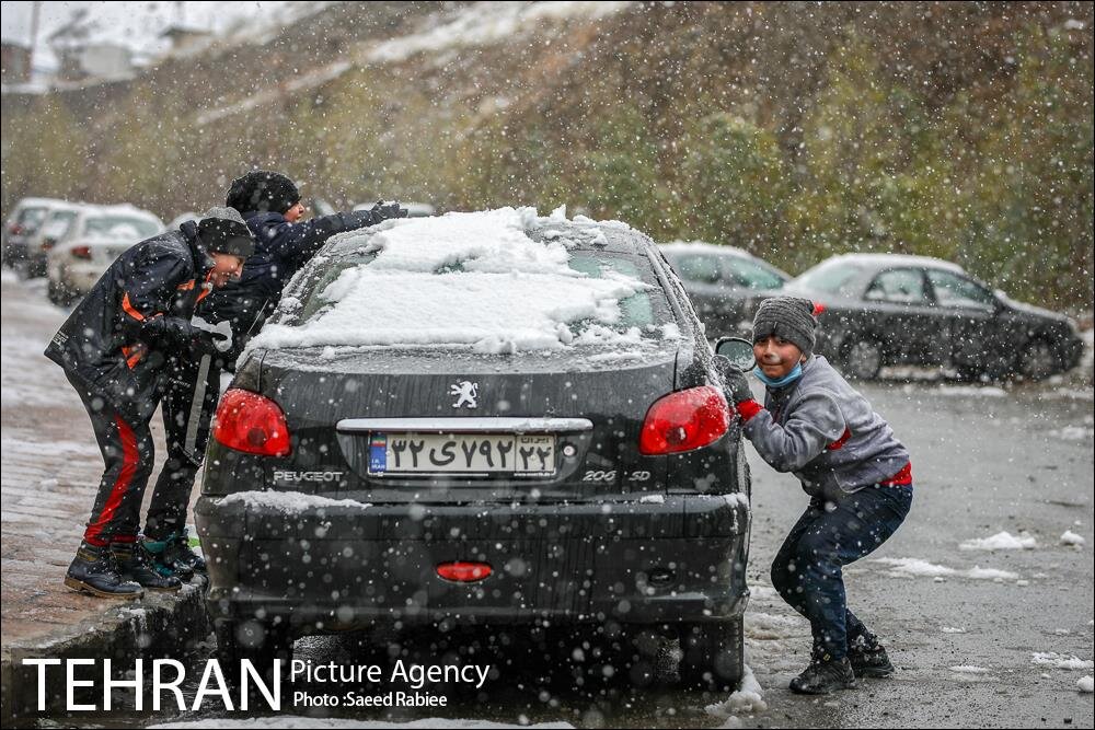 بارش نخستین برف پاییزی در تهران