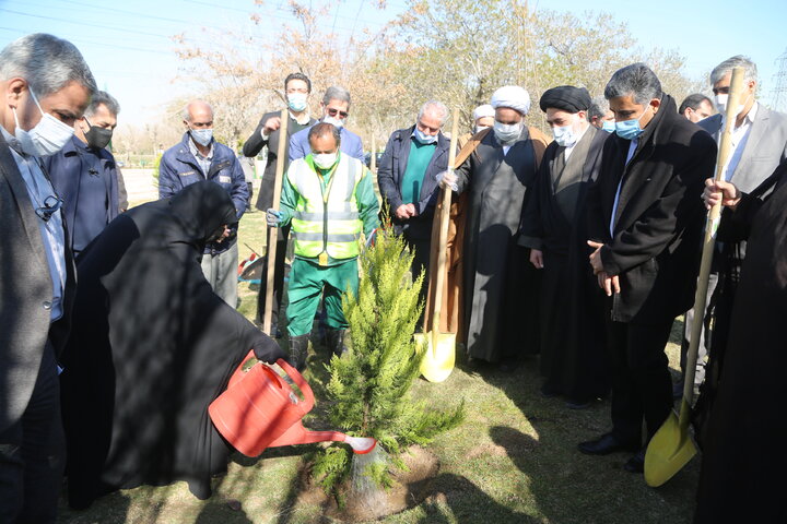 کاشت ۱۱۰ درخت به نام شهدا در بوستان آزادگان