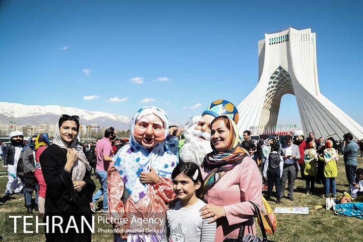 اجرای ویژه‌ برنامه‌های نوروزی در میدان آزادی/سامان‌دهی دستفروشان در خیابان بدرالزمان قریب