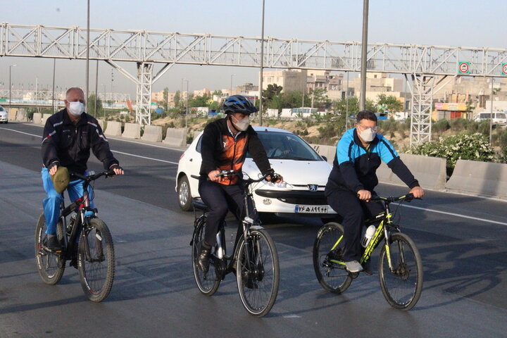 محدوده بزرگراه آزادگان در منطقه ۲۱ با دوچرخه پیموده شد