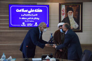 اعطای نشان خدمت به پزشکان با سابقه در منطقه ۲۰ تهران