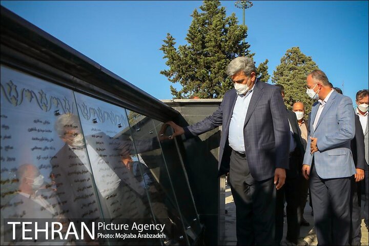 نصب اولین یادبود شهدا در میدان امام خمینی