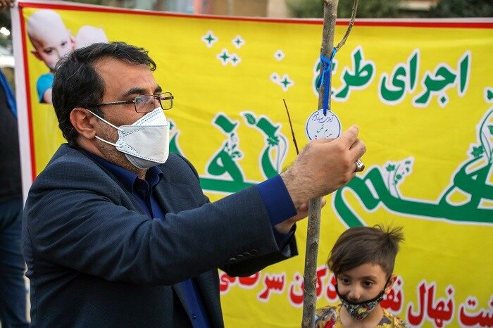  کاشت درختچه «عشق و امید» در باغ راه حضرت فاطمه (س)