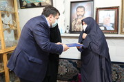 تکریم خانواده شهید مدافع حرم حسن اکبری با حضور شهردار منطقه ۱۹
