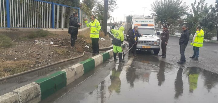 بسیج مدیران و کارگران خدمات شهری جهت کنترل آبگرفتگی‌ها در منطقه۲۱