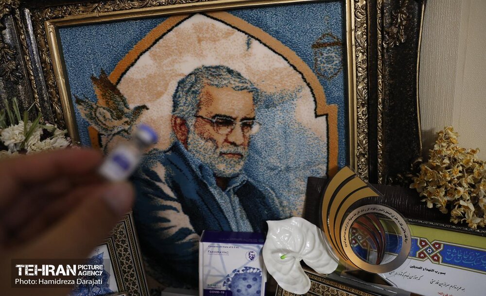 حضور شهردار تهران در منزل شهید فخری زاده در سالگرد شهادت