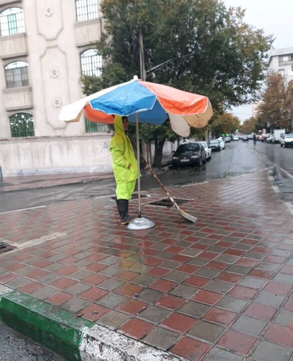 استقرار چترهای کارگری در منطقه ۴ برای جلوگیری از آب‌گرفتگی معابر