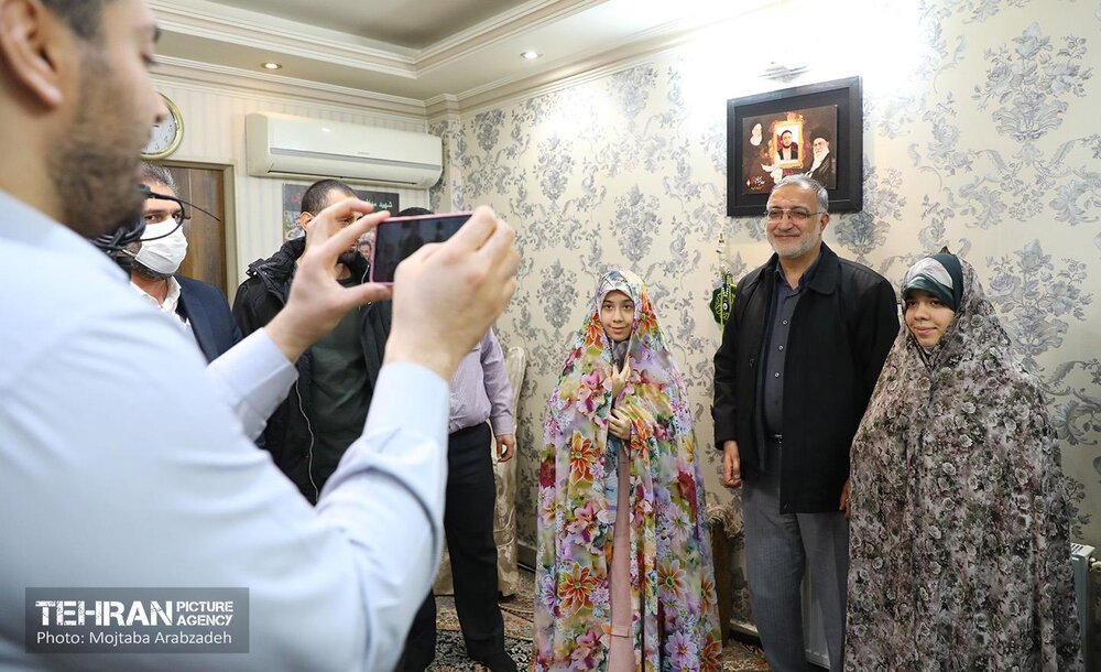 حضور شهردار تهران در منزل خانواده شهید عبدالله باقری