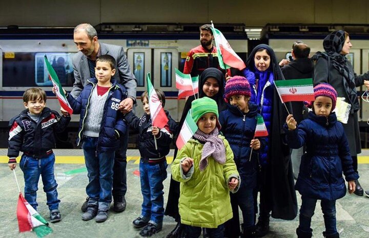 اهتزاز "پرچم افتخار" در متروی تهران به مناسبت سالگرد پیروزی انقلاب اسلامی