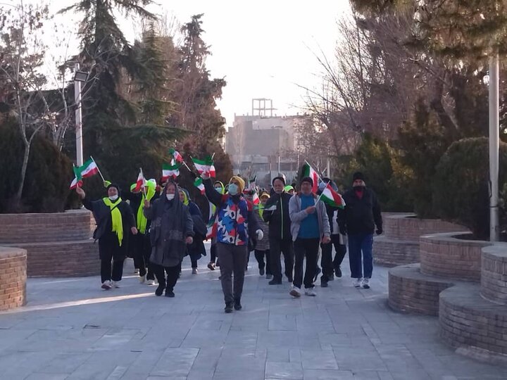 غبارروبی مزار شهدای گمنام توسط ورزشکاران ایستگاه‌های ورزش شهروندی در منطقه ۷