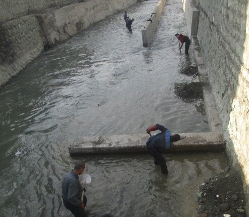 بازبینی روزانه نهرها و کانال‌ها در منطقه ۴ برای جلوگیری از آب‌گرفتگی 