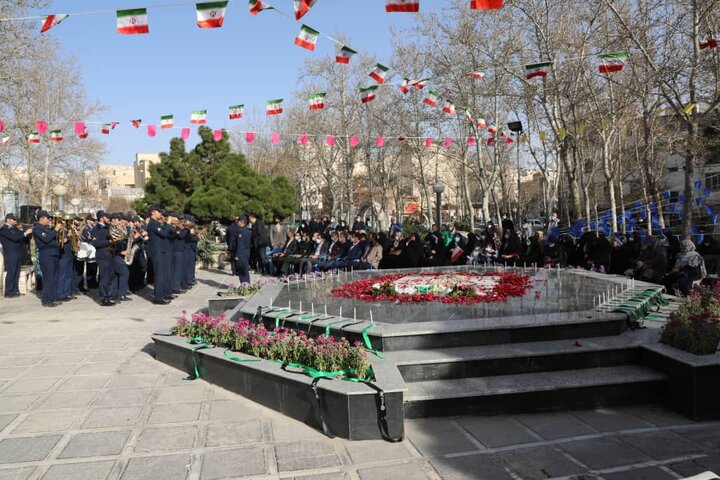 راه شهدا را با کار جهادی و تلاش مضاعف ادامه می‌دهیم