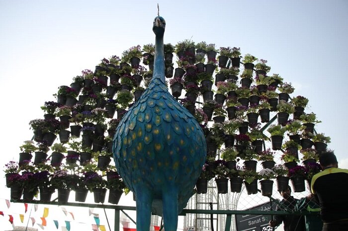 میدان صنعت با المان طاووس مزین به گل، چهره بهاری گرفت