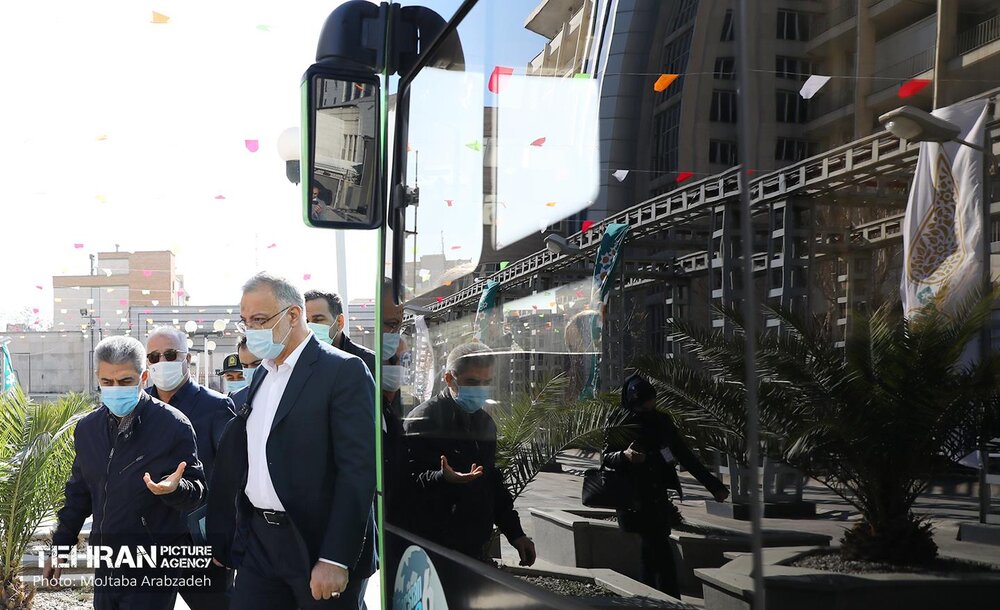 بازدید شهردار تهران از اتوبوس‌های برقی و ون‌های ویژه جانبازان و معلولان