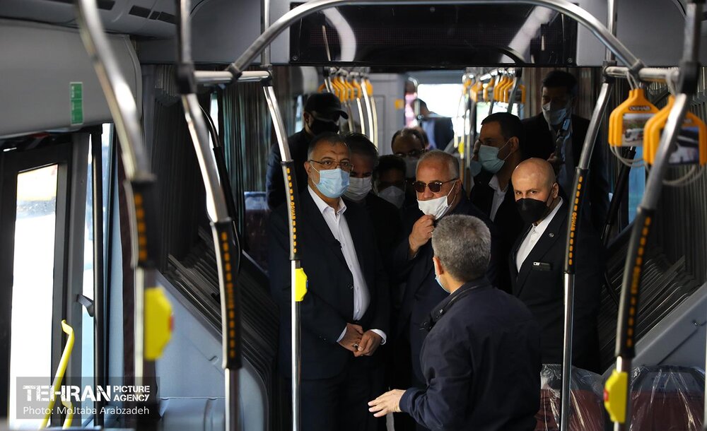 بازدید شهردار تهران از اتوبوس‌های برقی و ون‌های ویژه جانبازان و معلولان