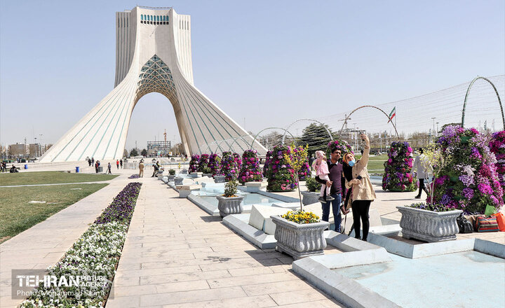  اجرای سرود ۳۱۳ نفره در میدان آزادی و برج میلاد/حضور کاروان‌های خودرویی و دوچرخه سواران با پرچم ایران