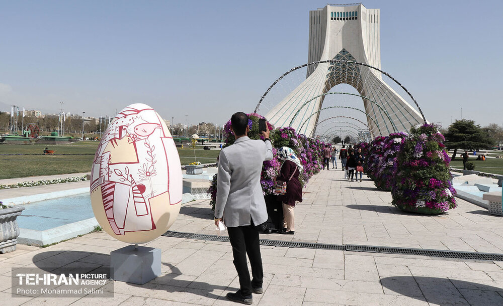 تخم مرغ های رنگی در میدان آزادی