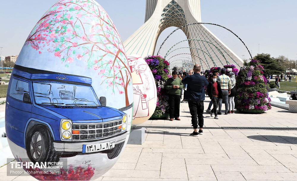 تخم مرغ های رنگی در میدان آزادی