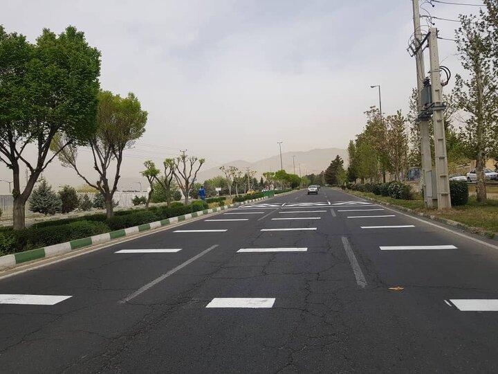 اجرای عملیات رنگ‌آمیزی سرعت‌گیرهای معابر منطقه۲۲