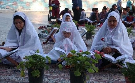 دخترها و پسرهای روزه اولی در میدان امام حسین (ع) جشن می‌گیرند