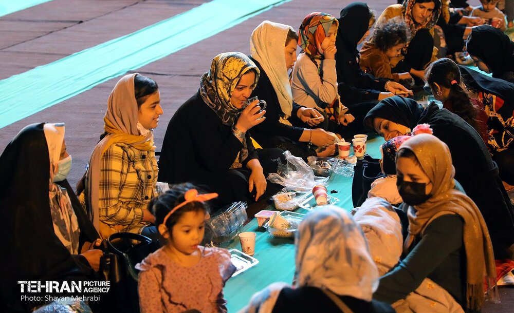 حال و هوای لحظه افطار در میدان امام حسین(ع)