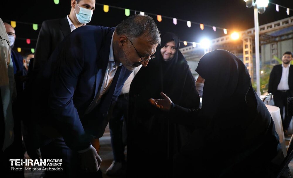 افطاری شهردار تهران با حضور خانواده شهدا