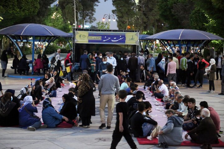 پهن شدن سفره افطاری در میدان نبوت تهران 