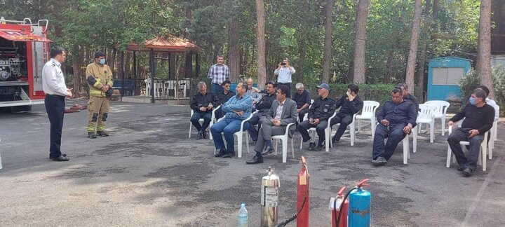 آموزش نحوه اطفای حریق به نیروهای فضای سبز بوستان‌های جنگلی غرب پایتخت