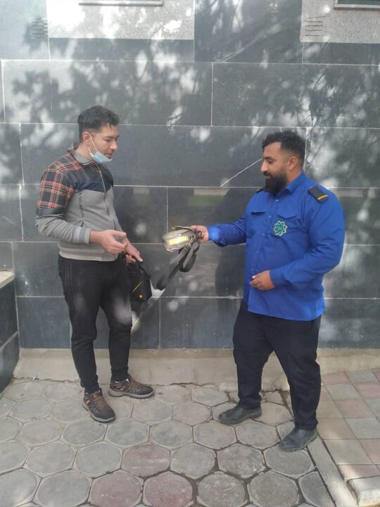 شهربان پاک‌دست منطقه ۲۱ کیف پیدا شده را به صاحبش بازگرداند