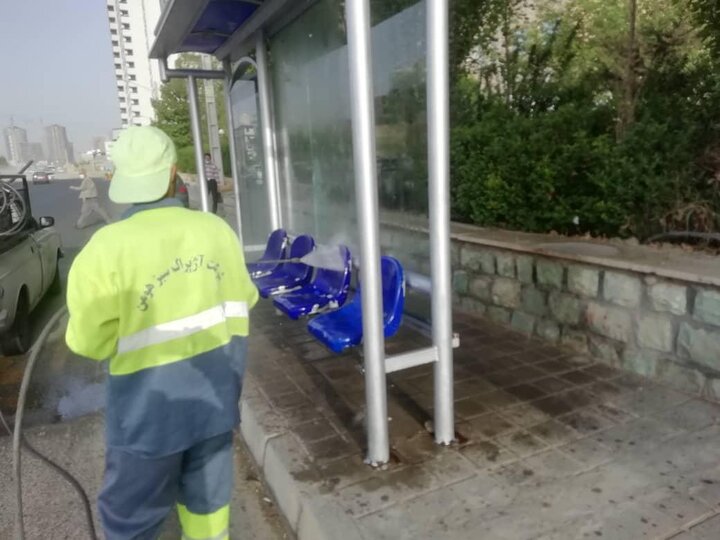 شست‌وشوی ۵ هزار و ۸۲۰ متر مربع محوطه ایستگاه‌های اتوبوس در منطقه ۲۲