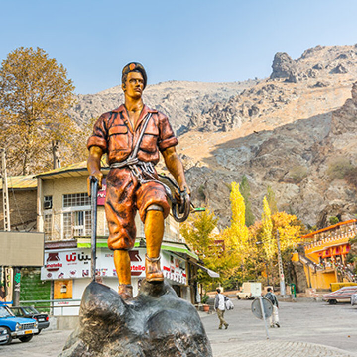 کمبود پارکینگ در ۵ محور کوهستانی تهران | پارکبان‌های قلابی را به ۱۳۷ گزارش کنید