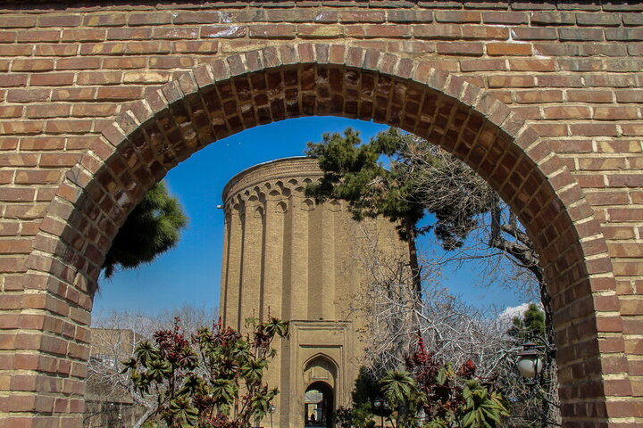 تصاویر قدیمی‌ترین ساعت خورشیدی تهران |  برج ۹۰۰ ساله شهر ری؛ راهنمای مسافران جاده ابریشم
