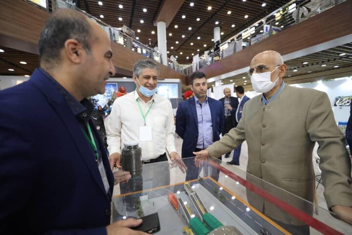بازدید نمایندگان مجلس شورای اسلامی از غرفه سازمان مدیریت پسماند در نمایشگاه «تهران ۱۴۰۱»