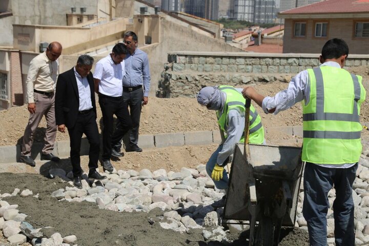 اجرای عملیات عمرانی برای احداث خیابان هشتم در شهرک آزادشهر منطقه ۲۲