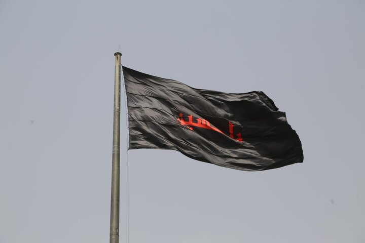 اهتزاز پرچم‌های متبرک به حرم سیدالشهداء(ع) در ۴ نقطه منطقه ۱۵